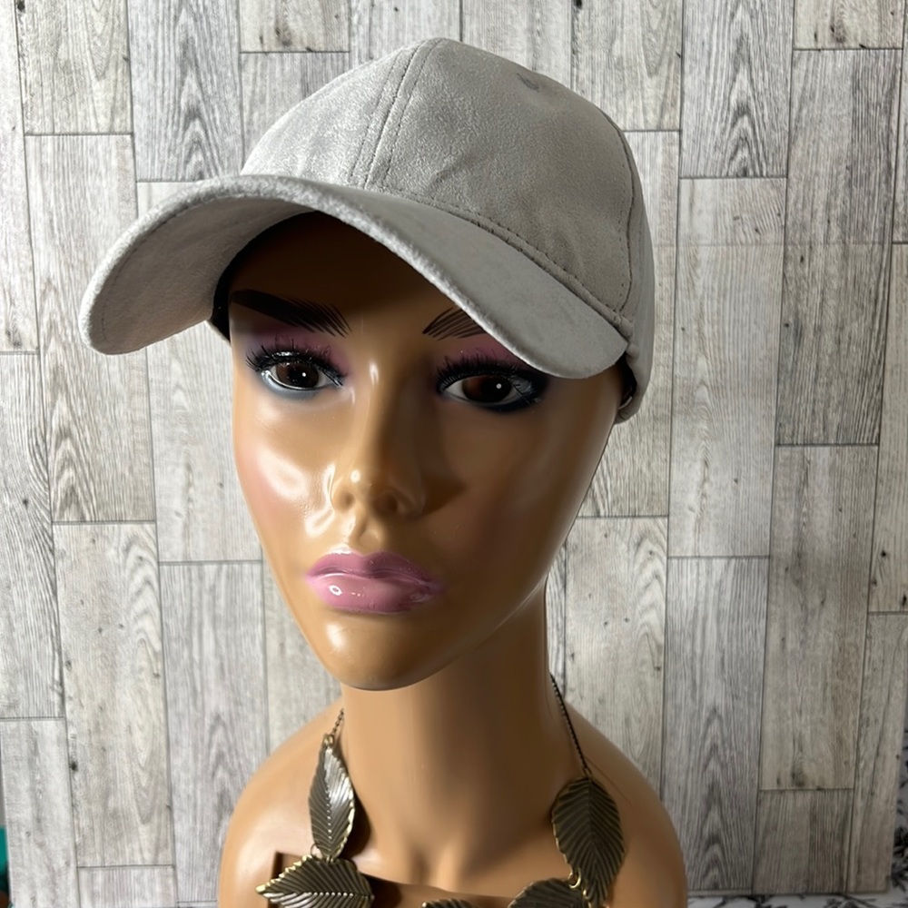 Hat With adjustable strap - Picture 2 of 10